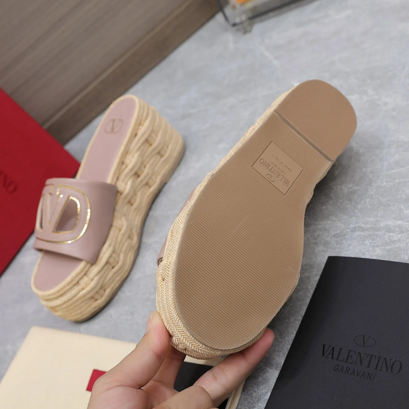 👟👟Ex-factory price 640👟👟The highest version💯💯💯 2024 early spring counter catwalk style updated simultaneously 💗Valentino💗Valentino Wedge hemp rope bottom slippers/follow-up sandals series ——————————Top version Super creative craft design highlights the brand’s unique style, luxury fashion and highly recognizable Exquisite round head, perfect side arc, extremely pure taste, ladylike temperament and full of femininity‼ ️ Upper: Made of imported cowhide. Lining: Made of mixed sheepskin. Italian imported cowhide outsole. Wedge heel back height: 8.5CM. Front height: 5.5CM. Code number: 35-41 (41 customized)